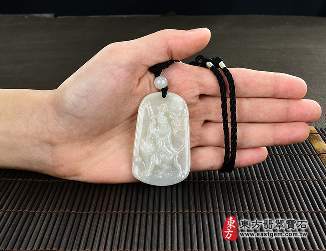 張天師項鍊玉珮大小示意照片   翡翠張天師項鍊玉珮（張天師：張天師牌A貨翡翠張天師玉珮、緬甸玉張天師玉墜）。淡綠色糯種張天師，KN123。客製化訂做各種翡翠張天師吊墜玉珮項鍊。★附A貨翡翠雙證書