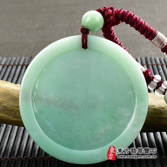 千手觀音項鍊玉珮背面照片   翡翠千手觀音項鍊玉珮（千手觀音：千手觀音牌A貨翡翠千手觀音玉珮、緬甸玉千手觀音玉墜）。綠色細豆種千手觀音，LH107。客製化訂做各種翡翠千手觀音吊墜玉珮項鍊。★附A貨翡翠雙證書