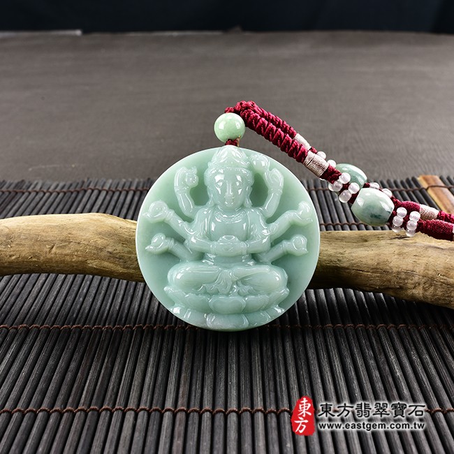 千手觀音項鍊玉珮情境照片   翡翠千手觀音項鍊玉珮（千手觀音：千手觀音牌A貨翡翠千手觀音玉珮、緬甸玉千手觀音玉墜）。綠色細豆種千手觀音，LH107。客製化訂做各種翡翠千手觀音吊墜玉珮項鍊。★附A貨翡翠雙證書