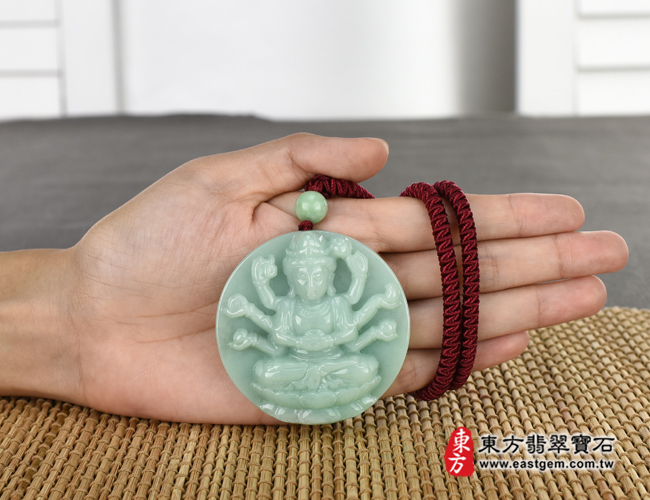 千手觀音項鍊玉珮大小示意照片   翡翠千手觀音項鍊玉珮（千手觀音：千手觀音牌A貨翡翠千手觀音玉珮、緬甸玉千手觀音玉墜）。綠色細豆種千手觀音，LH107。客製化訂做各種翡翠千手觀音吊墜玉珮項鍊。★附A貨翡翠雙證書