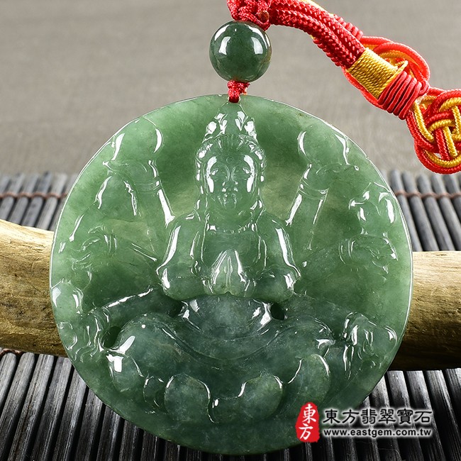 千手觀音項鍊玉珮正面照片   翡翠千手觀音項鍊玉珮（千手觀音：千手觀音牌A貨翡翠千手觀音玉珮、緬甸玉千手觀音玉墜）。綠色糯種千手觀音，LH194。客製化訂做各種翡翠千手觀音吊墜玉珮項鍊。★附A貨翡翠雙證書