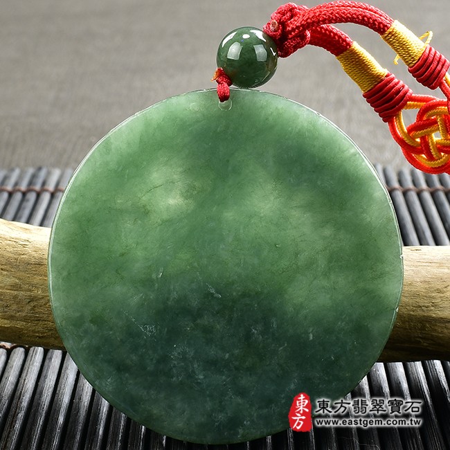 千手觀音項鍊玉珮背面照片   翡翠千手觀音項鍊玉珮（千手觀音：千手觀音牌A貨翡翠千手觀音玉珮、緬甸玉千手觀音玉墜）。綠色糯種千手觀音，LH194。客製化訂做各種翡翠千手觀音吊墜玉珮項鍊。★附A貨翡翠雙證書