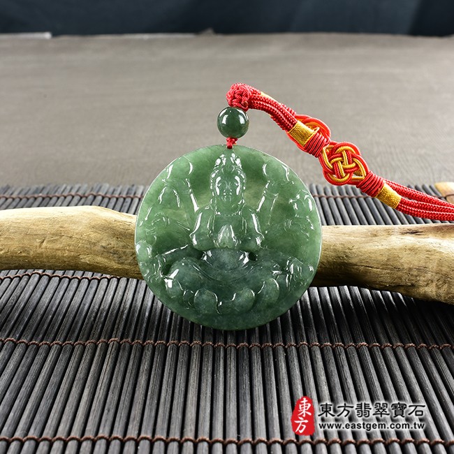 千手觀音項鍊玉珮情境照片   翡翠千手觀音項鍊玉珮（千手觀音：千手觀音牌A貨翡翠千手觀音玉珮、緬甸玉千手觀音玉墜）。綠色糯種千手觀音，LH194。客製化訂做各種翡翠千手觀音吊墜玉珮項鍊。★附A貨翡翠雙證書