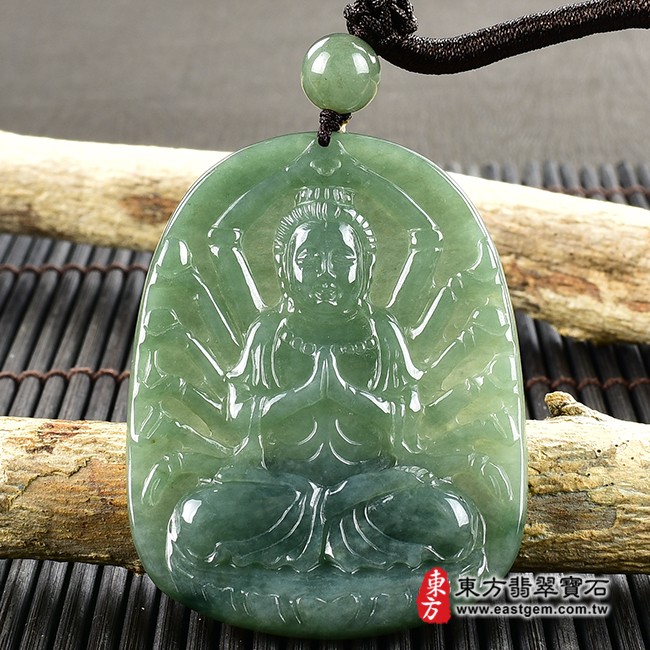 千手觀音項鍊玉珮正面照片   翡翠千手觀音項鍊玉珮（千手觀音：千手觀音牌A貨翡翠千手觀音玉珮、緬甸玉千手觀音玉墜）。綠色糯種千手觀音，LH197。客製化訂做各種翡翠千手觀音吊墜玉珮項鍊。★附A貨翡翠雙證書