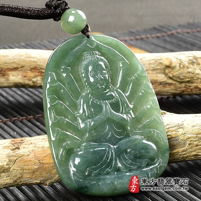 千手觀音項鍊玉珮左側照片   翡翠千手觀音項鍊玉珮（千手觀音：千手觀音牌A貨翡翠千手觀音玉珮、緬甸玉千手觀音玉墜）。綠色糯種千手觀音，LH197。客製化訂做各種翡翠千手觀音吊墜玉珮項鍊。★附A貨翡翠雙證書