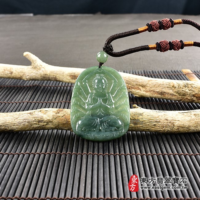 千手觀音項鍊玉珮情境照片   翡翠千手觀音項鍊玉珮（千手觀音：千手觀音牌A貨翡翠千手觀音玉珮、緬甸玉千手觀音玉墜）。綠色糯種千手觀音，LH197。客製化訂做各種翡翠千手觀音吊墜玉珮項鍊。★附A貨翡翠雙證書