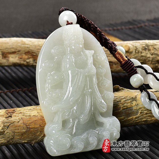 媽祖項鍊玉珮左側照片  翡翠媽祖項鍊玉珮（天上聖母：媽祖牌A貨翡翠媽祖玉珮、緬甸玉媽祖玉墜）。淡綠色糯種媽祖，MD141。客製化訂做各種翡翠媽祖吊墜玉珮項鍊。★附A貨翡翠雙證書