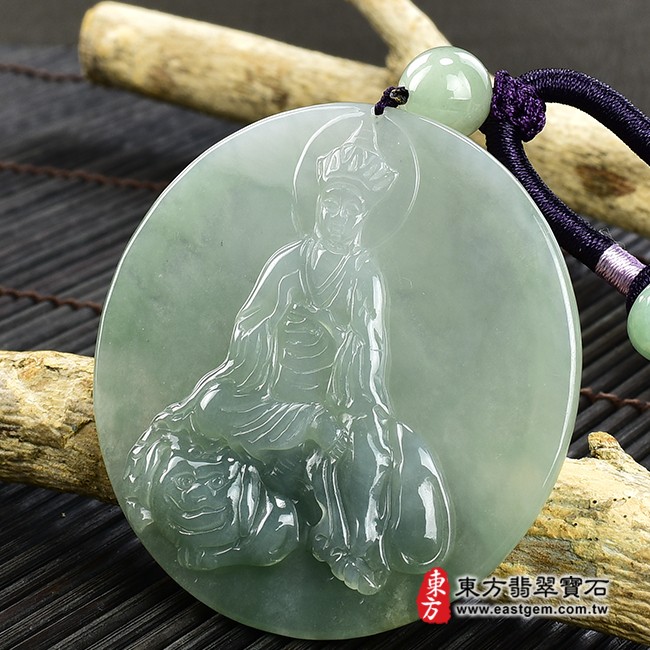 地藏王菩薩項鍊玉珮右側照片  翡翠地藏王菩薩項鍊玉珮（地藏王菩薩：地藏王菩薩牌A貨翡翠地藏王菩薩玉珮、緬甸玉地藏王菩薩玉墜）。淡綠色糯種地藏王菩薩，DY119。客製化訂做各種翡翠地藏王菩薩吊墜玉珮項鍊。★附A貨翡翠雙證書