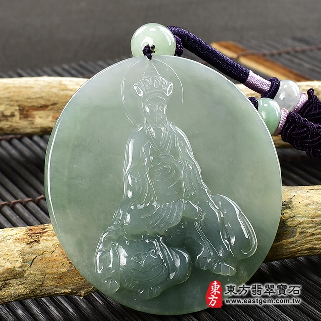 地藏王菩薩項鍊玉珮左側照片  翡翠地藏王菩薩項鍊玉珮（地藏王菩薩：地藏王菩薩牌A貨翡翠地藏王菩薩玉珮、緬甸玉地藏王菩薩玉墜）。淡綠色糯種地藏王菩薩，DY119。客製化訂做各種翡翠地藏王菩薩吊墜玉珮項鍊。★附A貨翡翠雙證書