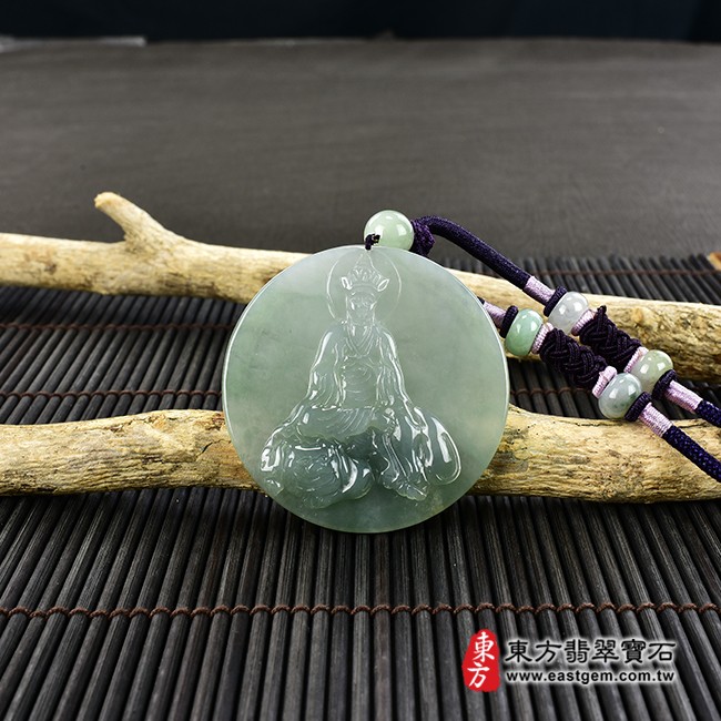 地藏王菩薩項鍊玉珮情境照片  翡翠地藏王菩薩項鍊玉珮（地藏王菩薩：地藏王菩薩牌A貨翡翠地藏王菩薩玉珮、緬甸玉地藏王菩薩玉墜）。淡綠色糯種地藏王菩薩，DY119。客製化訂做各種翡翠地藏王菩薩吊墜玉珮項鍊。★附A貨翡翠雙證書