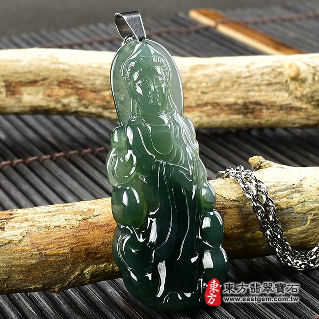 觀世音菩薩項鍊玉珮左側照片  翡翠觀世音菩薩項鍊玉珮（觀世音菩薩：觀世音菩薩牌A貨翡翠觀世音菩薩玉珮、緬甸玉觀世音菩薩玉墜）。綠色糯冰種油青觀世音菩薩，GY576。客製化訂做各種翡翠觀世音菩薩吊墜玉珮項鍊。★附A貨翡翠雙證書