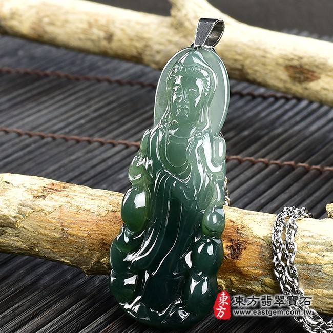 觀世音菩薩項鍊玉珮右側照片  翡翠觀世音菩薩項鍊玉珮（觀世音菩薩：觀世音菩薩牌A貨翡翠觀世音菩薩玉珮、緬甸玉觀世音菩薩玉墜）。綠色糯冰種油青觀世音菩薩，GY576。客製化訂做各種翡翠觀世音菩薩吊墜玉珮項鍊。★附A貨翡翠雙證書