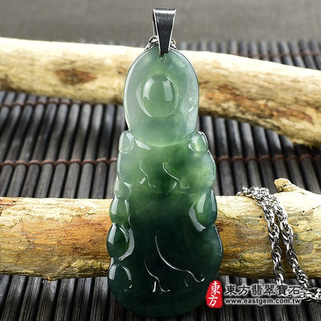 觀世音菩薩項鍊玉珮背面照片  翡翠觀世音菩薩項鍊玉珮（觀世音菩薩：觀世音菩薩牌A貨翡翠觀世音菩薩玉珮、緬甸玉觀世音菩薩玉墜）。綠色糯冰種油青觀世音菩薩，GY576。客製化訂做各種翡翠觀世音菩薩吊墜玉珮項鍊。★附A貨翡翠雙證書