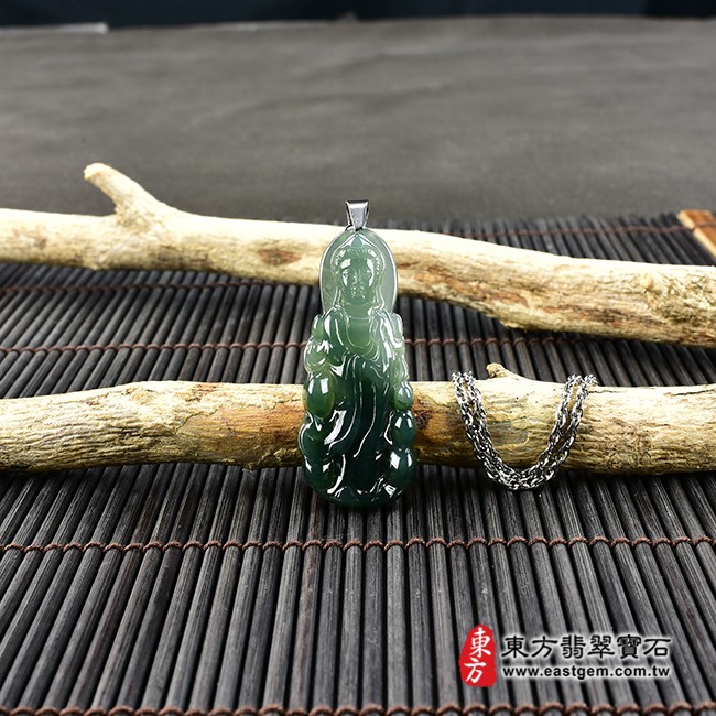 觀世音菩薩項鍊玉珮情境照片  翡翠觀世音菩薩項鍊玉珮（觀世音菩薩：觀世音菩薩牌A貨翡翠觀世音菩薩玉珮、緬甸玉觀世音菩薩玉墜）。綠色糯冰種油青觀世音菩薩，GY576。客製化訂做各種翡翠觀世音菩薩吊墜玉珮項鍊。★附A貨翡翠雙證書