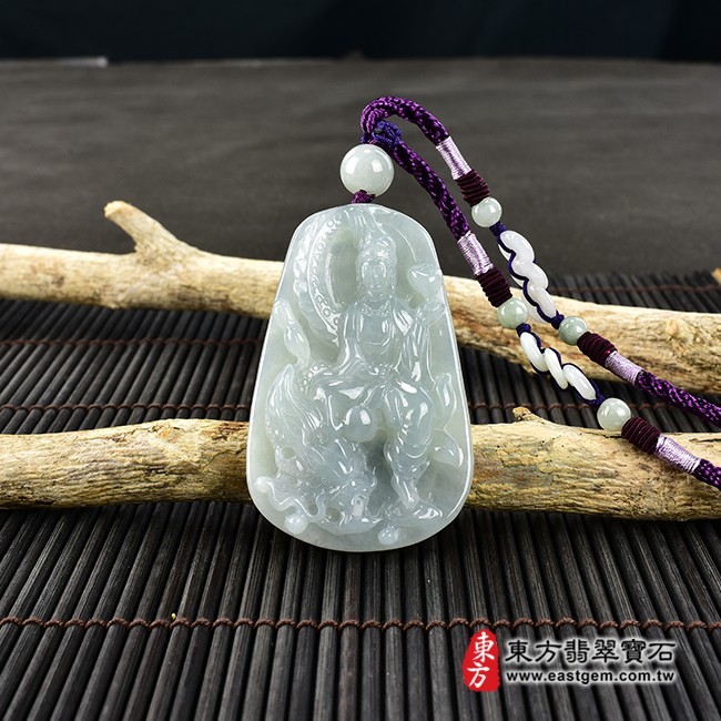 觀世音菩薩項鍊玉珮情境照片  翡翠觀世音菩薩項鍊玉珮（觀世音菩薩，乘龍觀音：觀世音菩薩牌A貨翡翠觀世音菩薩玉珮、緬甸玉觀世音菩薩玉墜）。淡綠糯種觀世音菩薩，GY764。客製化訂做各種翡翠觀世音菩薩吊墜玉珮項鍊。★附A貨翡翠雙證書