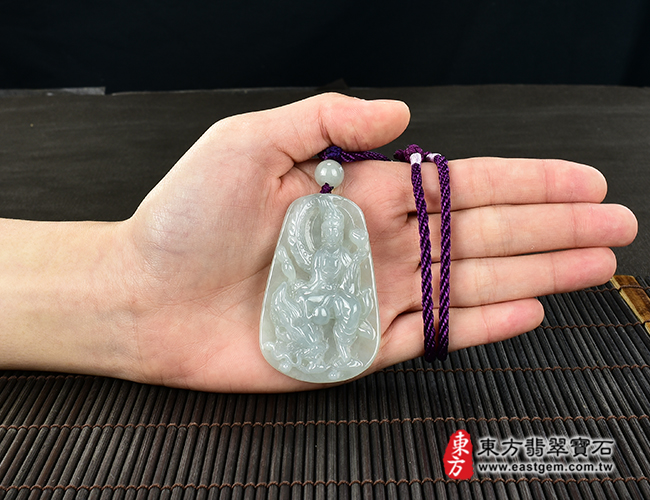 觀世音菩薩項鍊玉珮大小示意照片  翡翠觀世音菩薩項鍊玉珮（觀世音菩薩，乘龍觀音：觀世音菩薩牌A貨翡翠觀世音菩薩玉珮、緬甸玉觀世音菩薩玉墜）。淡綠糯種觀世音菩薩，GY764。客製化訂做各種翡翠觀世音菩薩吊墜玉珮項鍊。★附A貨翡翠雙證書