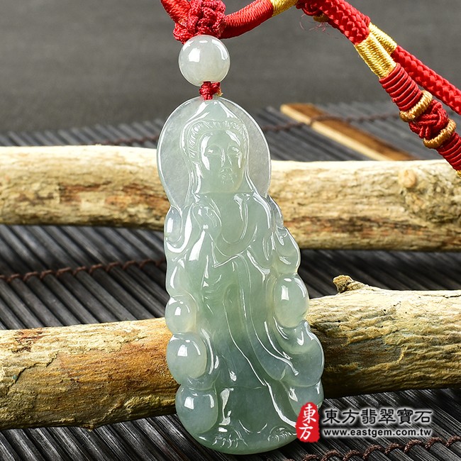 觀世音菩薩項鍊玉珮左側照片  翡翠觀音項鍊玉珮（觀世音菩薩、寶瓶觀音：觀音牌A貨翡翠觀音玉珮、緬甸玉觀世音菩薩玉墜）。淡綠色糯種觀音，GY1217。客製化訂做各種翡翠觀音吊墜玉珮項鍊。★附A貨翡翠雙證書