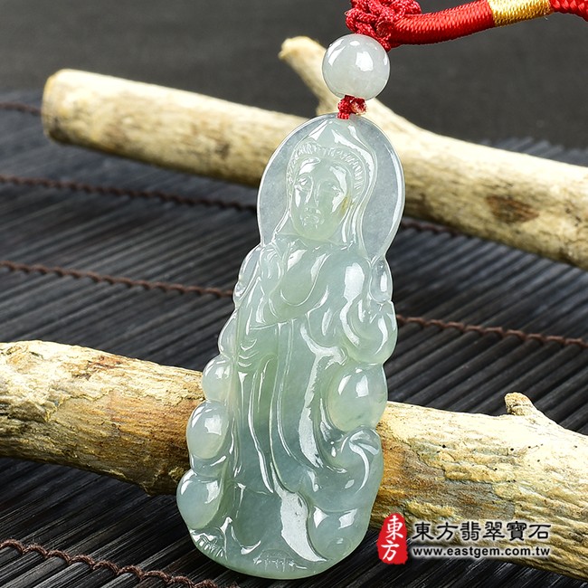 觀世音菩薩項鍊玉珮右側照片  翡翠觀音項鍊玉珮（觀世音菩薩、寶瓶觀音：觀音牌A貨翡翠觀音玉珮、緬甸玉觀世音菩薩玉墜）。淡綠色糯種觀音，GY1217。客製化訂做各種翡翠觀音吊墜玉珮項鍊。★附A貨翡翠雙證書