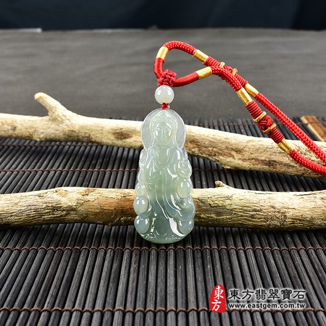 觀世音菩薩項鍊玉珮情境照片  翡翠觀音項鍊玉珮（觀世音菩薩、寶瓶觀音：觀音牌A貨翡翠觀音玉珮、緬甸玉觀世音菩薩玉墜）。淡綠色糯種觀音，GY1217。客製化訂做各種翡翠觀音吊墜玉珮項鍊。★附A貨翡翠雙證書
