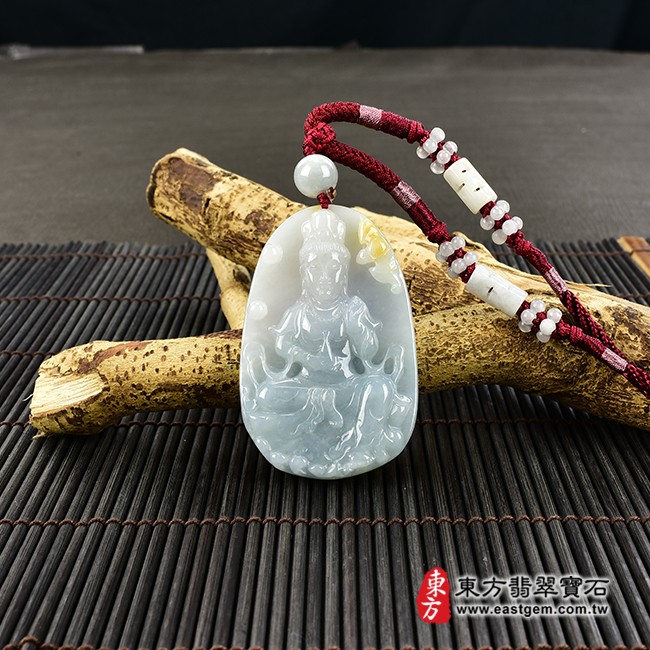 觀世音菩薩項鍊玉珮情境照片  翡翠觀音項鍊玉珮（觀世音菩薩：觀音牌A貨翡翠觀音玉珮、緬甸玉觀世音菩薩玉墜）。淡綠色帶紫色帶黃色帶白色糯種四彩觀音，GY1230。客製化訂做各種翡翠觀音吊墜玉珮項鍊。★附A貨翡翠雙證書