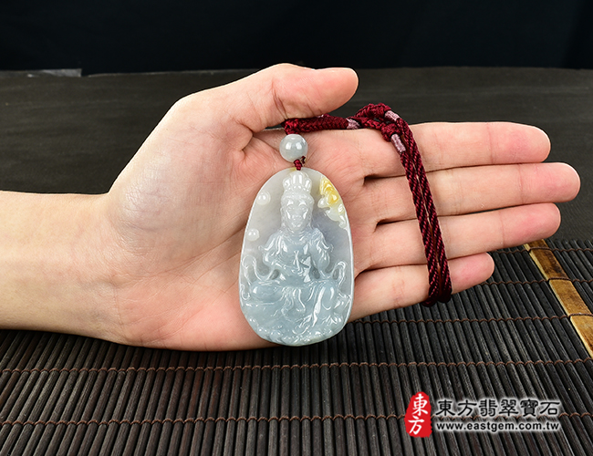 觀世音菩薩項鍊玉珮大小示意照片  翡翠觀音項鍊玉珮（觀世音菩薩：觀音牌A貨翡翠觀音玉珮、緬甸玉觀世音菩薩玉墜）。淡綠色帶紫色帶黃色帶白色糯種四彩觀音，GY1230。客製化訂做各種翡翠觀音吊墜玉珮項鍊。★附A貨翡翠雙證書