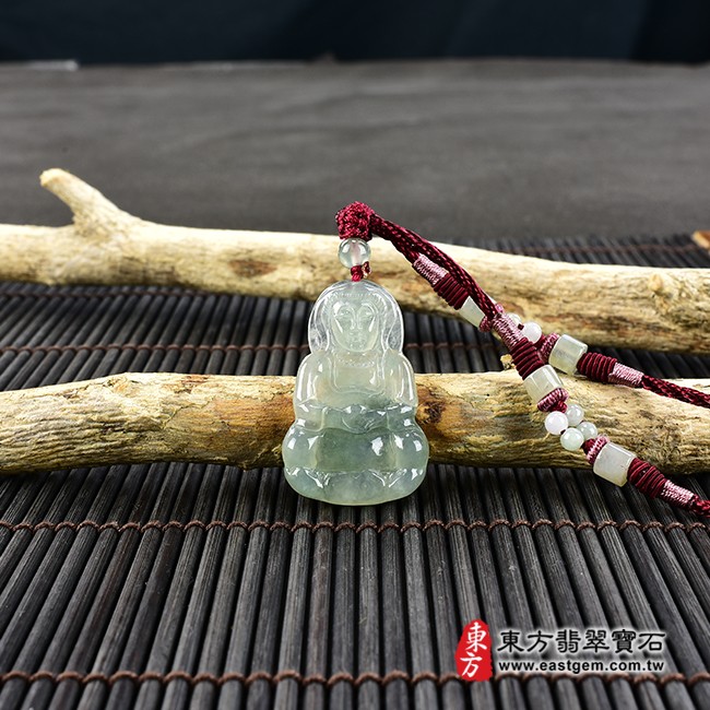 觀世音菩薩項鍊玉珮情境照片  翡翠觀音項鍊玉珮（觀世音菩薩：觀音牌A貨翡翠觀音玉珮、緬甸玉觀音玉墜）。綠色冰糯種觀音，GY043。客製化訂做各種翡翠觀音吊墜玉珮項鍊。★附A貨翡翠雙證書