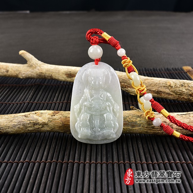 媽祖項鍊玉珮情境照片  翡翠媽祖項鍊玉珮（天上聖母：媽祖牌A貨翡翠媽祖玉珮、緬甸玉媽祖玉墜）。淡綠色糯種媽祖，MD145。客製化訂做各種翡翠媽祖吊墜玉珮項鍊。★附A貨翡翠雙證書