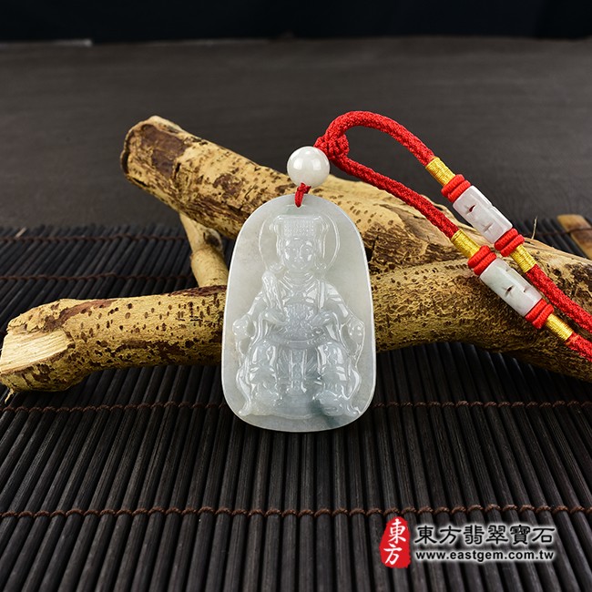 媽祖項鍊玉珮情境照片  翡翠媽祖項鍊玉珮（天上聖母：媽祖牌A貨翡翠媽祖玉珮、緬甸玉媽祖玉墜）。淡綠色糯種帶飄花媽祖，MD153。客製化訂做各種翡翠媽祖吊墜玉珮項鍊。★附A貨翡翠雙證書