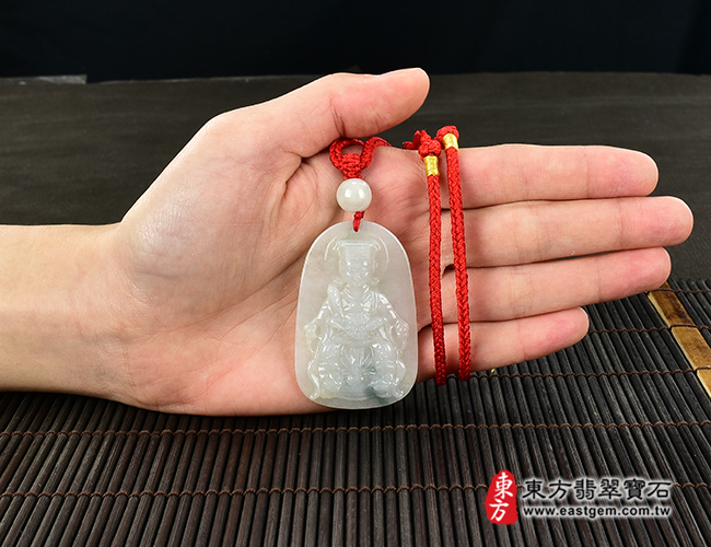 媽祖項鍊玉珮大小示意照片  翡翠媽祖項鍊玉珮（天上聖母：媽祖牌A貨翡翠媽祖玉珮、緬甸玉媽祖玉墜）。淡綠色糯種帶飄花媽祖，MD153。客製化訂做各種翡翠媽祖吊墜玉珮項鍊。★附A貨翡翠雙證書