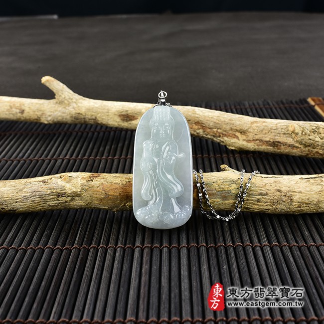 媽祖項鍊玉珮情境照片  翡翠媽祖項鍊玉珮（天上聖母：媽祖牌A貨翡翠媽祖玉珮、緬甸玉媽祖玉墜）。淡綠色糯冰種媽祖，MD018。客製化訂做各種翡翠媽祖吊墜玉珮項鍊。★附A貨翡翠雙證書