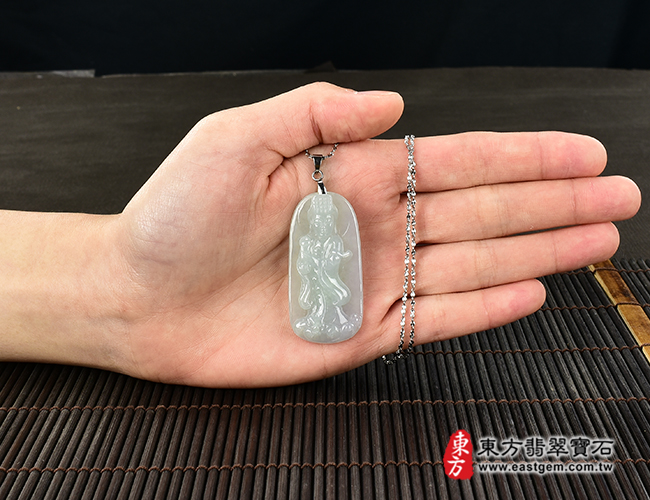 媽祖項鍊玉珮大小示意照片  翡翠媽祖項鍊玉珮（天上聖母：媽祖牌A貨翡翠媽祖玉珮、緬甸玉媽祖玉墜）。淡綠色糯冰種媽祖，MD018。客製化訂做各種翡翠媽祖吊墜玉珮項鍊。★附A貨翡翠雙證書