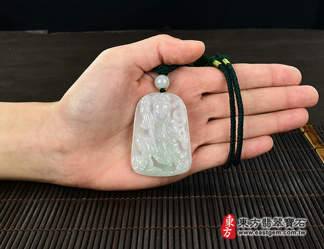 哪吒三太子項鍊玉珮大小示意照片  翡翠哪吒三太子項鍊玉珮（中壇元帥、哪吒：哪吒三太子牌A貨翡翠三太子玉珮、緬甸玉哪吒三太子玉墜）。淡綠色糯種三太子，TT-049。客製化訂做各種翡翠哪吒三太子吊墜玉珮項鍊。★附A貨翡翠雙證書