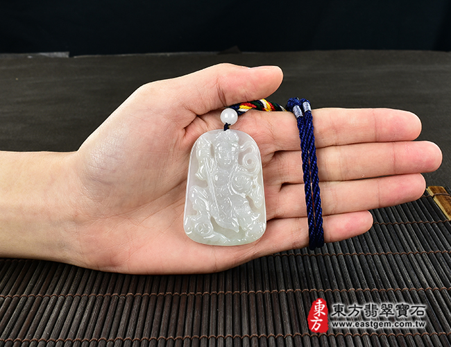 哪吒三太子項鍊玉珮大小示意照片  翡翠哪吒三太子項鍊玉珮（中壇元帥、哪吒：哪吒三太子牌A貨翡翠三太子玉珮、緬甸玉哪吒三太子玉墜）。淡綠色糯種三太子，TT-051。客製化訂做各種翡翠哪吒三太子吊墜玉珮項鍊。★附A貨翡翠雙證書