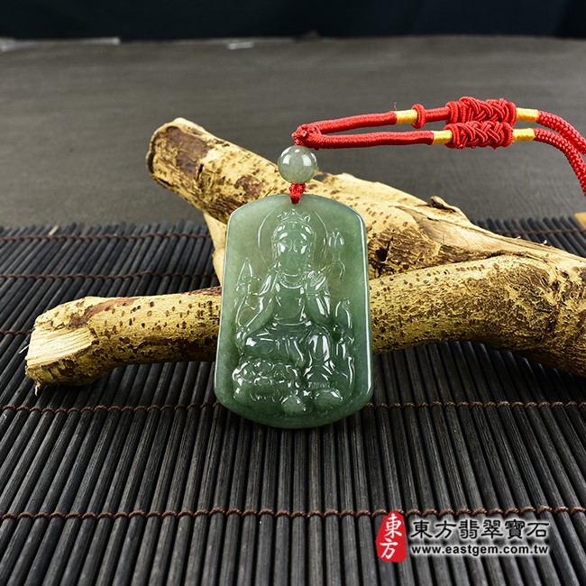文殊菩薩項鍊玉珮情境照片  翡翠文殊菩薩項鍊玉珮（文殊菩薩：文殊菩薩牌A貨翡翠文殊菩薩玉珮、緬甸玉文殊菩薩玉墜）。綠色糯種油青文殊菩薩，WS132。客製化訂做各種翡翠文殊菩薩吊墜玉珮項鍊。★附A貨翡翠雙證書