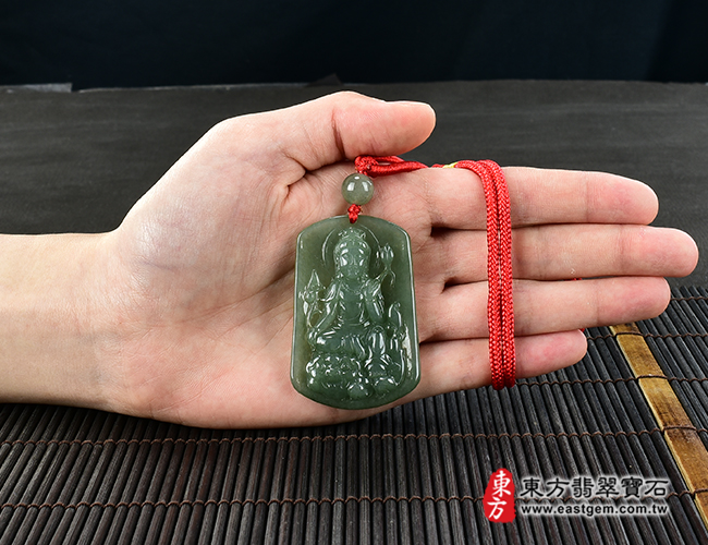 文殊菩薩項鍊玉珮大小示意照片  翡翠文殊菩薩項鍊玉珮（文殊菩薩：文殊菩薩牌A貨翡翠文殊菩薩玉珮、緬甸玉文殊菩薩玉墜）。綠色糯種油青文殊菩薩，WS132。客製化訂做各種翡翠文殊菩薩吊墜玉珮項鍊。★附A貨翡翠雙證書