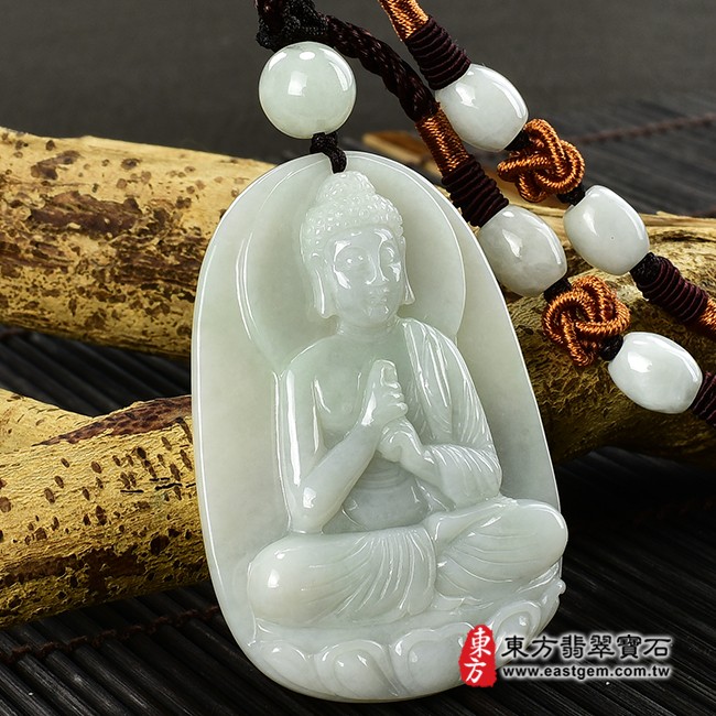 大日如來項鍊玉珮左側照片  翡翠大日如來項鍊玉珮（大日如來：大日如來牌A貨翡翠大日如來玉珮、緬甸玉大日如來玉墜）。淡綠色糯種大日如來，FD469。客製化訂做各種翡翠大日如來吊墜玉珮項鍊。★附A貨翡翠雙證書
