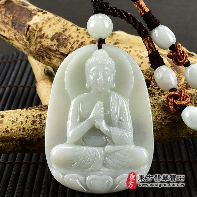 大日如來項鍊玉珮正面照片  翡翠大日如來項鍊玉珮（大日如來：大日如來牌A貨翡翠大日如來玉珮、緬甸玉大日如來玉墜）。淡綠色糯種大日如來，FD469。客製化訂做各種翡翠大日如來吊墜玉珮項鍊。★附A貨翡翠雙證書