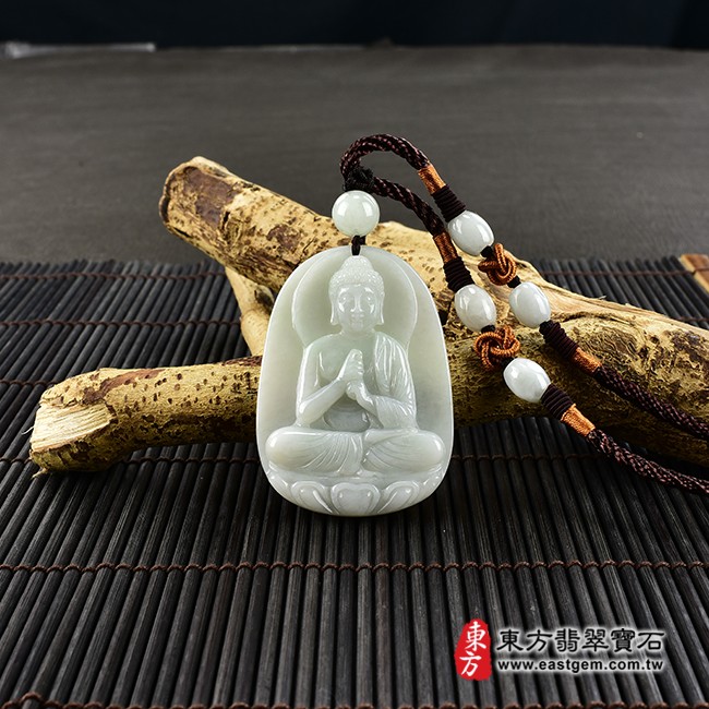 大日如來項鍊玉珮情境照片  翡翠大日如來項鍊玉珮（大日如來：大日如來牌A貨翡翠大日如來玉珮、緬甸玉大日如來玉墜）。淡綠色糯種大日如來，FD469。客製化訂做各種翡翠大日如來吊墜玉珮項鍊。★附A貨翡翠雙證書