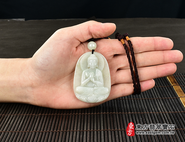 大日如來項鍊玉珮大小示意照片  翡翠大日如來項鍊玉珮（大日如來：大日如來牌A貨翡翠大日如來玉珮、緬甸玉大日如來玉墜）。淡綠色糯種大日如來，FD469。客製化訂做各種翡翠大日如來吊墜玉珮項鍊。★附A貨翡翠雙證書