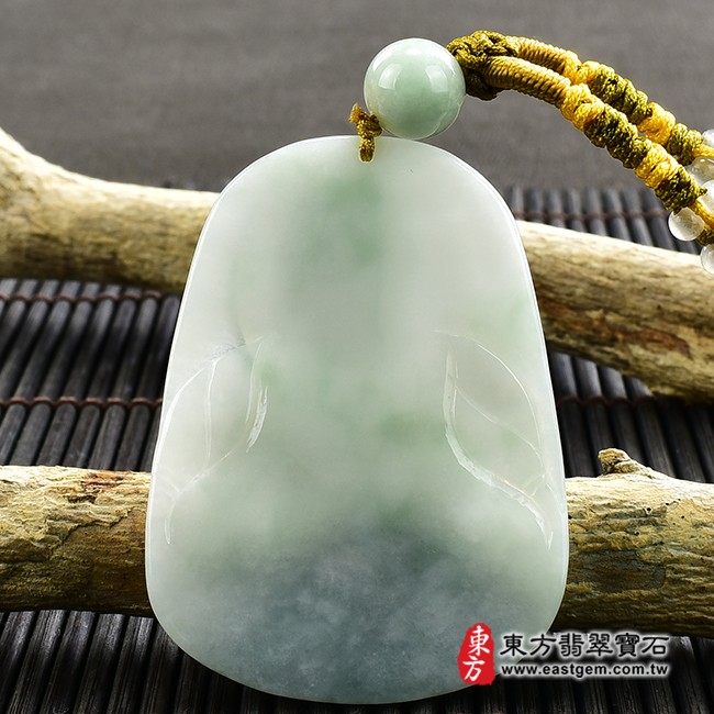 大勢至菩薩項鍊玉珮背面照片  （已出售勿下標，可訂做）翡翠大勢至菩薩項鍊玉珮（大勢至菩薩：大勢至菩薩牌A貨翡翠大勢至菩薩玉珮、緬甸玉大勢至菩薩玉墜）。淡綠色糯種帶飄花大勢至菩薩，GY1235。客製化訂做各種翡翠大勢至菩薩吊墜玉珮項鍊。★附A貨翡翠雙證書