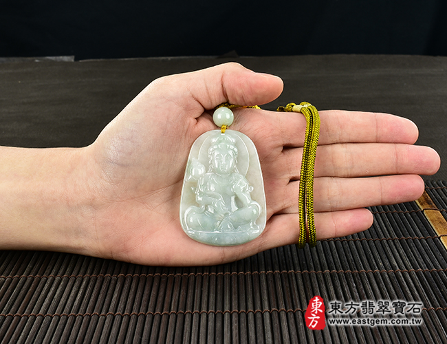 大勢至菩薩項鍊玉珮大小示意照片  （已出售勿下標，可訂做）翡翠大勢至菩薩項鍊玉珮（大勢至菩薩：大勢至菩薩牌A貨翡翠大勢至菩薩玉珮、緬甸玉大勢至菩薩玉墜）。淡綠色糯種帶飄花大勢至菩薩，GY1235。客製化訂做各種翡翠大勢至菩薩吊墜玉珮項鍊。★附A貨翡翠雙證書