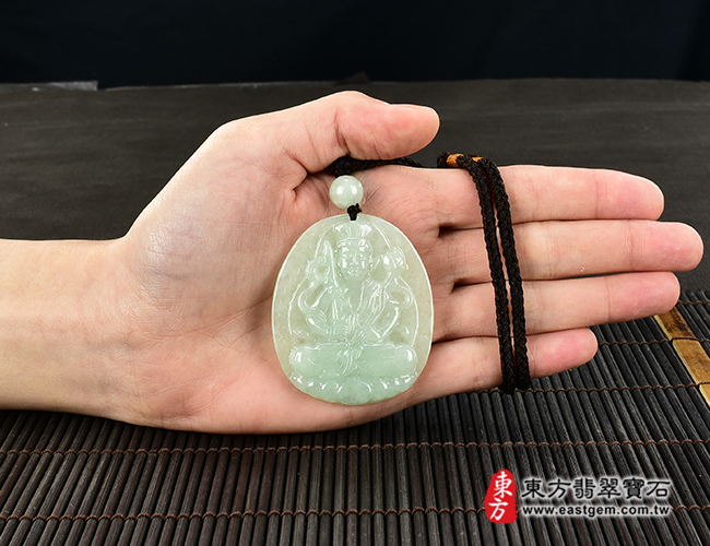 虛空藏菩薩項鍊玉珮大小示意照片  （已出售勿下標，可訂做）翡翠虛空藏菩薩項鍊玉珮（虛空藏菩薩：虛空藏菩薩牌A貨翡翠虛空藏菩薩玉珮、緬甸玉虛空藏菩薩玉墜）。淡綠色糯種虛空藏菩薩，GY1237。客製化訂做各種翡翠虛空藏菩薩吊墜玉珮項鍊。★附A貨翡翠雙證書