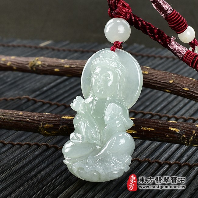 觀世音菩薩項鍊玉珮右側照片  翡翠觀音項鍊玉珮（觀世音菩薩，如意觀音：觀音牌A貨翡翠觀音玉珮、緬甸玉觀音玉墜）。淡綠色糯種觀音，GY1200。客製化訂做各種翡翠觀音吊墜玉珮項鍊。★附A貨翡翠雙證書