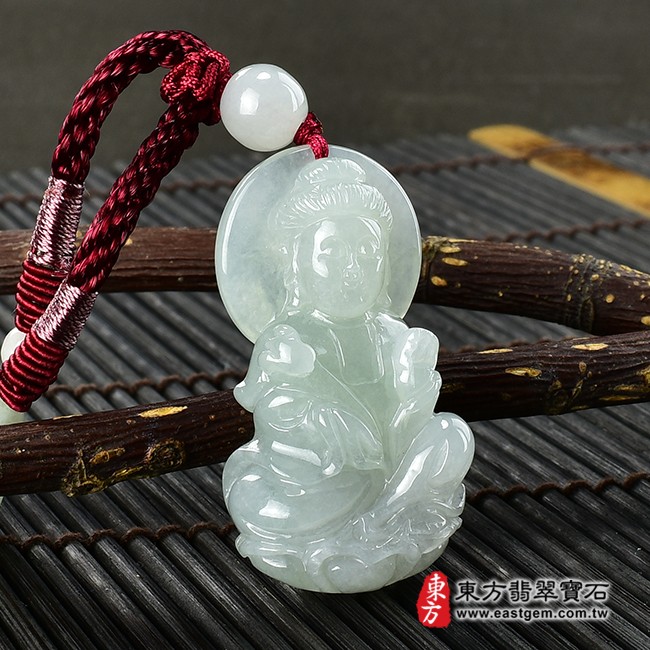 觀世音菩薩項鍊玉珮左側照片  翡翠觀音項鍊玉珮（觀世音菩薩，如意觀音：觀音牌A貨翡翠觀音玉珮、緬甸玉觀音玉墜）。淡綠色糯種觀音，GY1200。客製化訂做各種翡翠觀音吊墜玉珮項鍊。★附A貨翡翠雙證書