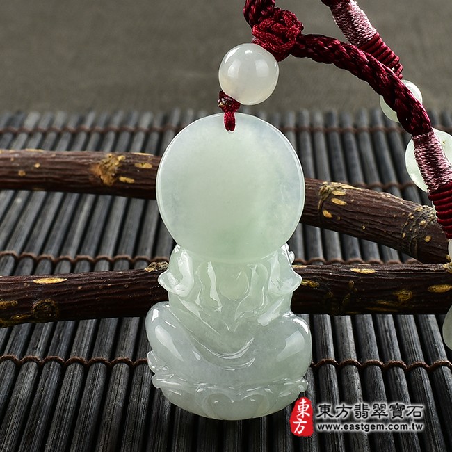 觀世音菩薩項鍊玉珮背面照片  翡翠觀音項鍊玉珮（觀世音菩薩，如意觀音：觀音牌A貨翡翠觀音玉珮、緬甸玉觀音玉墜）。淡綠色糯種觀音，GY1200。客製化訂做各種翡翠觀音吊墜玉珮項鍊。★附A貨翡翠雙證書