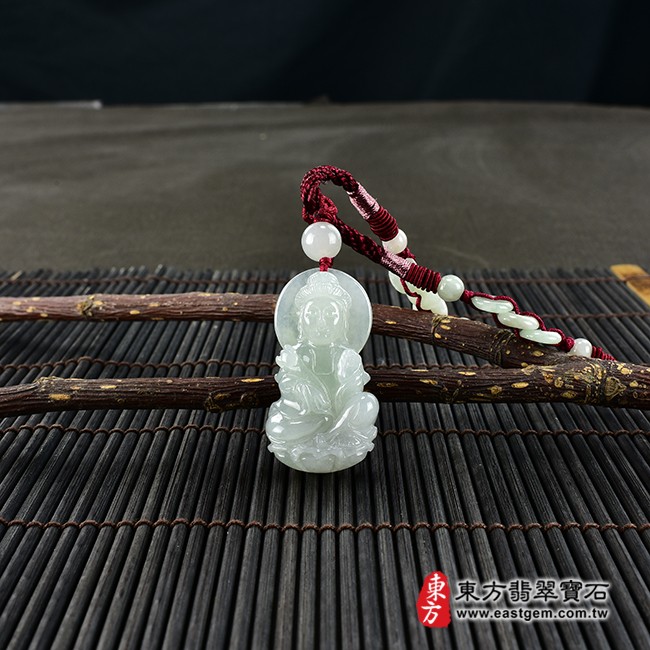 觀世音菩薩項鍊玉珮情境照片  翡翠觀音項鍊玉珮（觀世音菩薩，如意觀音：觀音牌A貨翡翠觀音玉珮、緬甸玉觀音玉墜）。淡綠色糯種觀音，GY1200。客製化訂做各種翡翠觀音吊墜玉珮項鍊。★附A貨翡翠雙證書