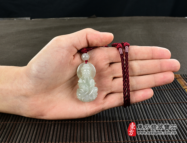 觀世音菩薩項鍊玉珮大小示意照片  翡翠觀音項鍊玉珮（觀世音菩薩，如意觀音：觀音牌A貨翡翠觀音玉珮、緬甸玉觀音玉墜）。淡綠色糯種觀音，GY1200。客製化訂做各種翡翠觀音吊墜玉珮項鍊。★附A貨翡翠雙證書