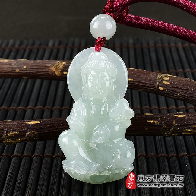 觀世音菩薩項鍊玉珮正面照片  翡翠觀音項鍊玉珮（觀世音菩薩，如意觀音：觀音牌A貨翡翠觀音玉珮、緬甸玉觀音玉墜）。淡綠色糯種觀音，GY1201。客製化訂做各種翡翠觀音吊墜玉珮項鍊。★附A貨翡翠雙證書
