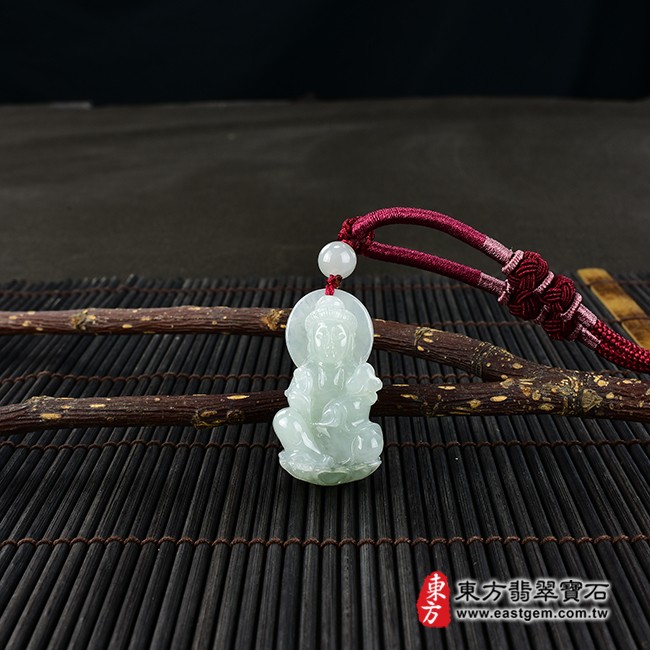 觀世音菩薩項鍊玉珮情境照片  翡翠觀音項鍊玉珮（觀世音菩薩，如意觀音：觀音牌A貨翡翠觀音玉珮、緬甸玉觀音玉墜）。淡綠色糯種觀音，GY1201。客製化訂做各種翡翠觀音吊墜玉珮項鍊。★附A貨翡翠雙證書