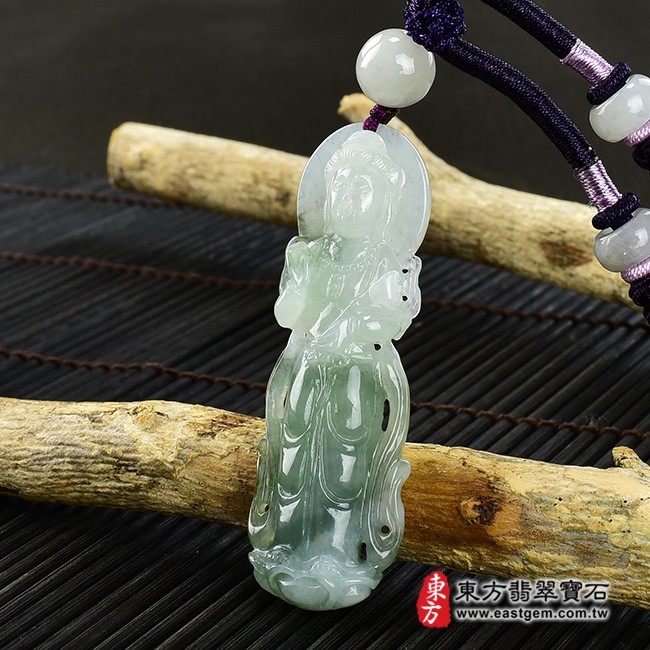 觀世音菩薩項鍊玉珮右側照片  翡翠觀音項鍊玉珮（觀世音菩薩，如意觀音：觀音牌A貨翡翠觀音玉珮、緬甸玉觀音玉墜）。淡綠色糯種帶飄花觀音，GY1203。客製化訂做各種翡翠觀音吊墜玉珮項鍊。★附A貨翡翠雙證書
